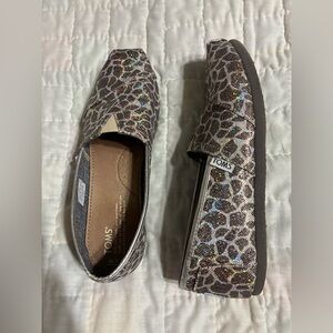 TOMS Women's Glitter Leopard Flats